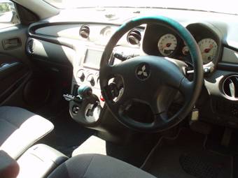 2004 Mitsubishi Airtrek Pictures