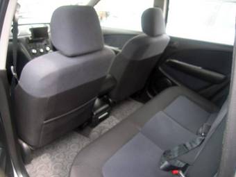 2004 Mitsubishi Airtrek Pictures