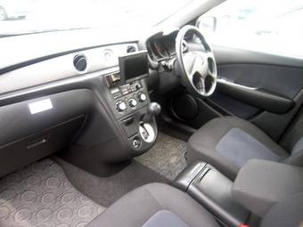 2004 Mitsubishi Airtrek Pictures