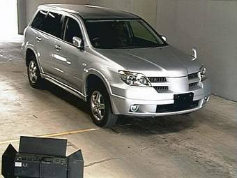 2005 Mitsubishi Airtrek Images