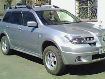 2005 Mitsubishi Airtrek Pictures