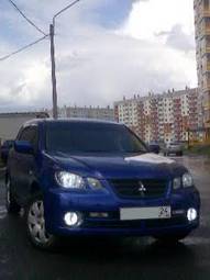 2005 Mitsubishi Airtrek Images