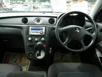 2005 Mitsubishi Airtrek Pictures