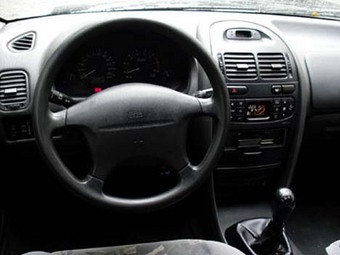 1998 Mitsubishi Carisma Pictures