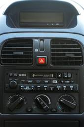 2000 Mitsubishi Carisma Images