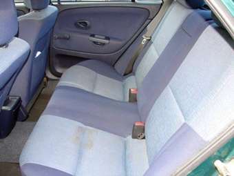 2001 Mitsubishi Carisma Pics