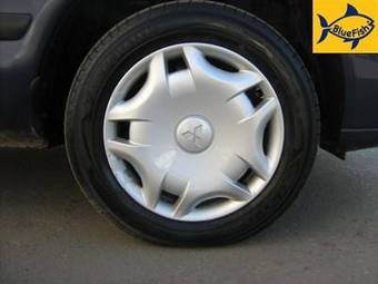 2001 Mitsubishi Carisma Photos