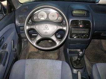 2001 Mitsubishi Carisma Pictures