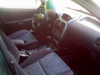 2001 Mitsubishi Carisma Pictures