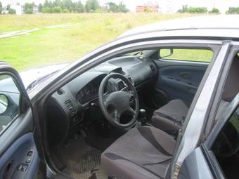 2002 Mitsubishi Carisma Pictures