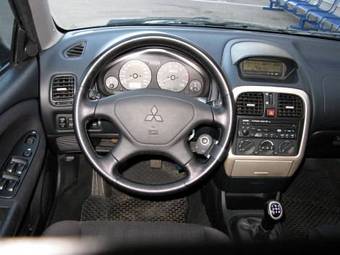 2002 Mitsubishi Carisma Photos