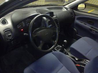 2002 Mitsubishi Carisma Pictures