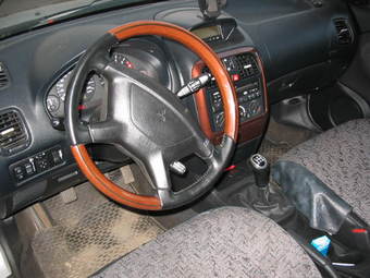 2003 Mitsubishi Carisma Pics