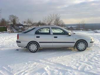 2003 Mitsubishi Carisma Pictures