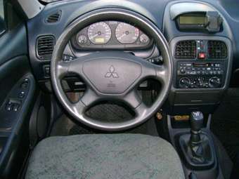 2003 Mitsubishi Carisma Pictures