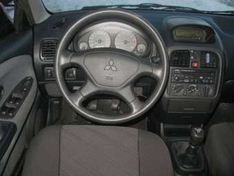 2003 Mitsubishi Carisma Pictures