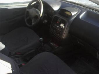 2003 Mitsubishi Carisma Pictures
