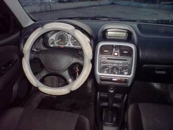 2003 Mitsubishi Carisma Photos