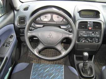 2003 Mitsubishi Carisma Pictures