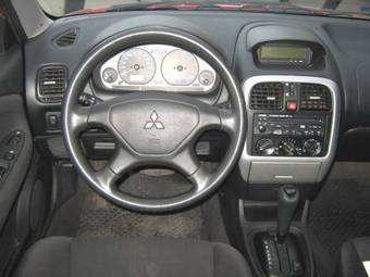 2003 Mitsubishi Carisma Pictures