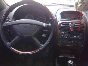 2003 Mitsubishi Carisma Pictures