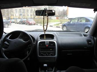 2003 Mitsubishi Carisma Pictures