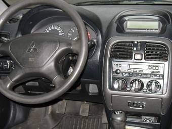 2003 Mitsubishi Carisma Pictures