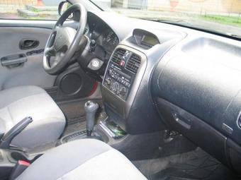 2003 Mitsubishi Carisma Pictures