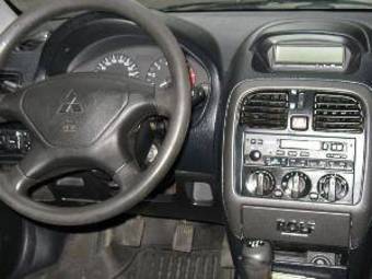 2003 Mitsubishi Carisma Pictures