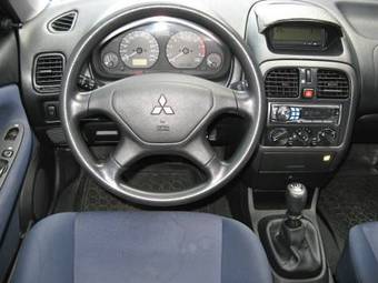 2003 Mitsubishi Carisma Pictures