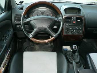 2003 Mitsubishi Carisma Pictures