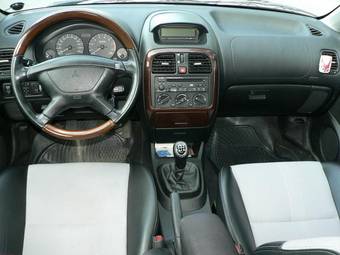 2003 Mitsubishi Carisma Pictures