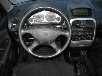2003 Mitsubishi Carisma Pics