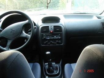 2003 Mitsubishi Carisma Photos