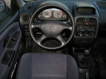 2003 Mitsubishi Carisma Images