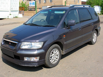 1998 Mitsubishi Chariot Photos