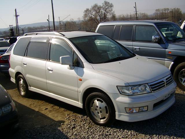 2000 Mitsubishi Chariot