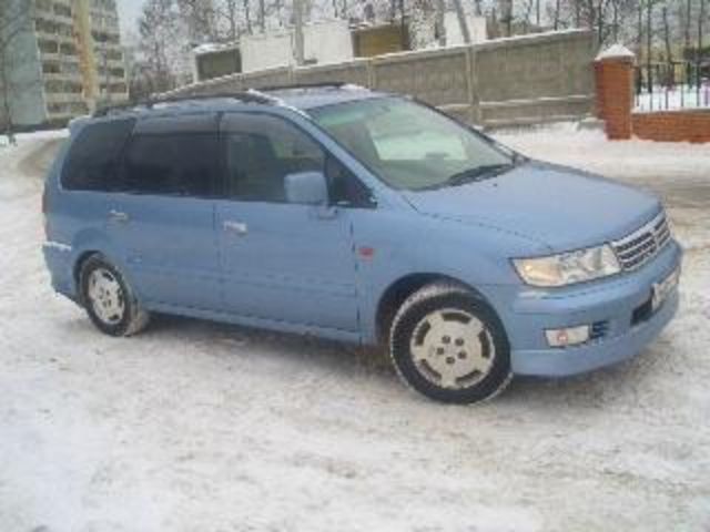 2000 Mitsubishi Chariot