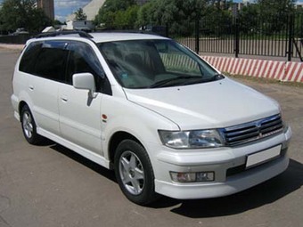 2000 Mitsubishi Chariot Photos