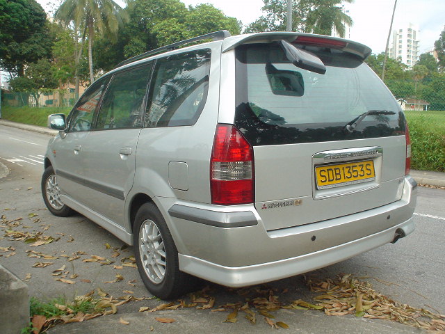 2000 Mitsubishi Chariot Pics