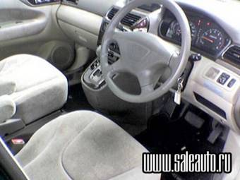 2000 Mitsubishi Chariot Photos