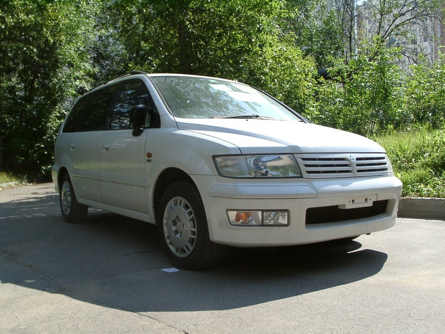 1997 Mitsubishi Chariot Grandis Pictures