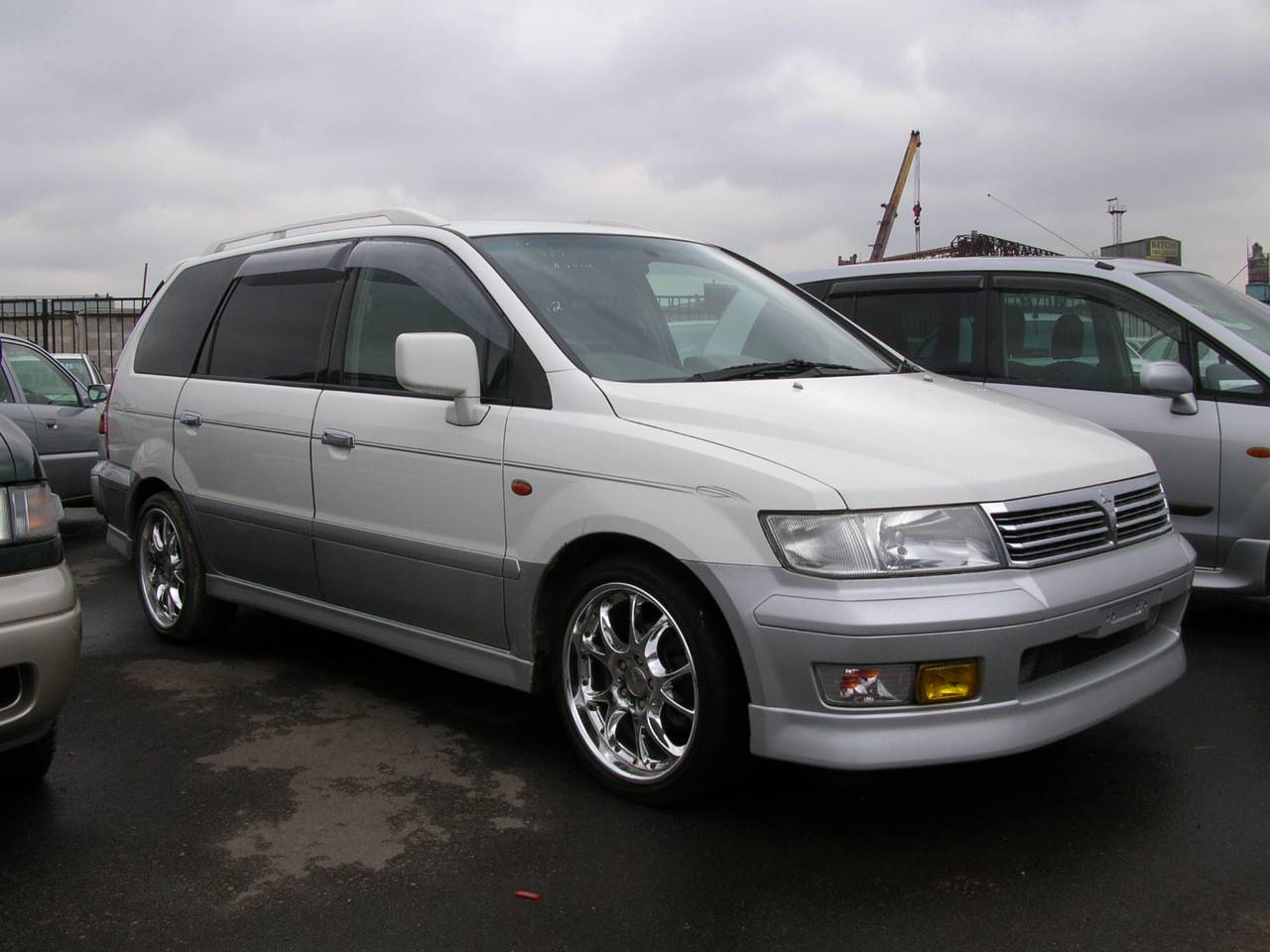 1999 Mitsubishi Chariot Grandis Pictures