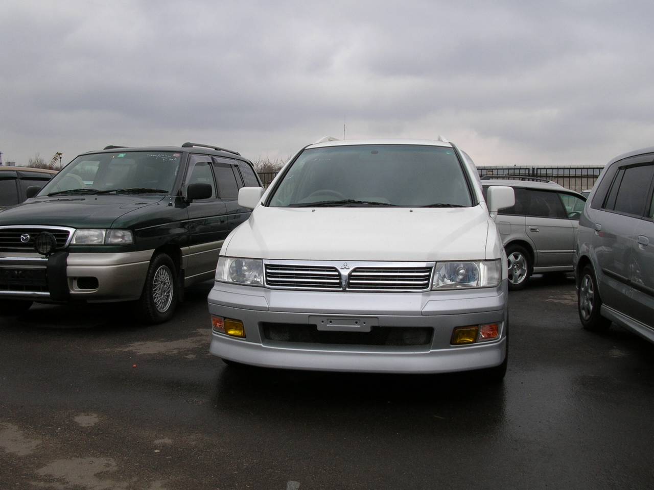 1999 Mitsubishi Chariot Grandis Photos