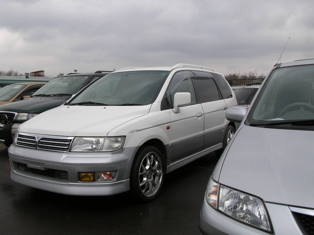 1999 Mitsubishi Chariot Grandis Photos