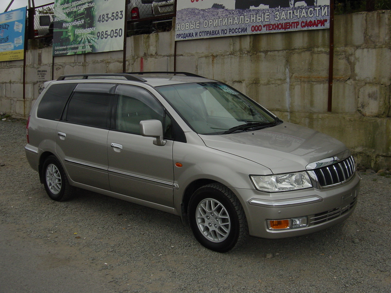 2000 Mitsubishi Chariot Grandis