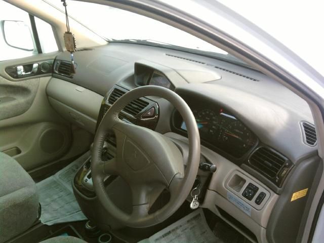 2000 Mitsubishi Chariot Grandis
