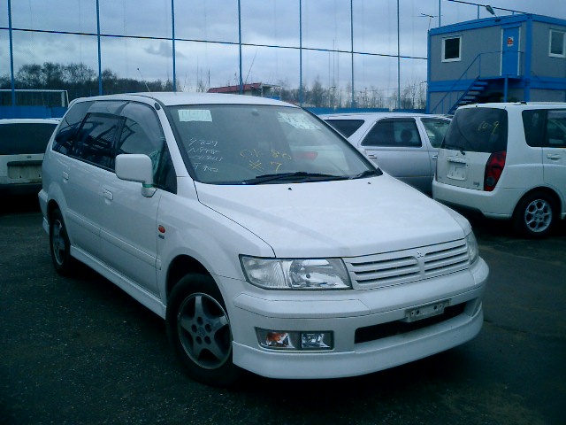 2000 Mitsubishi Chariot Grandis Photos