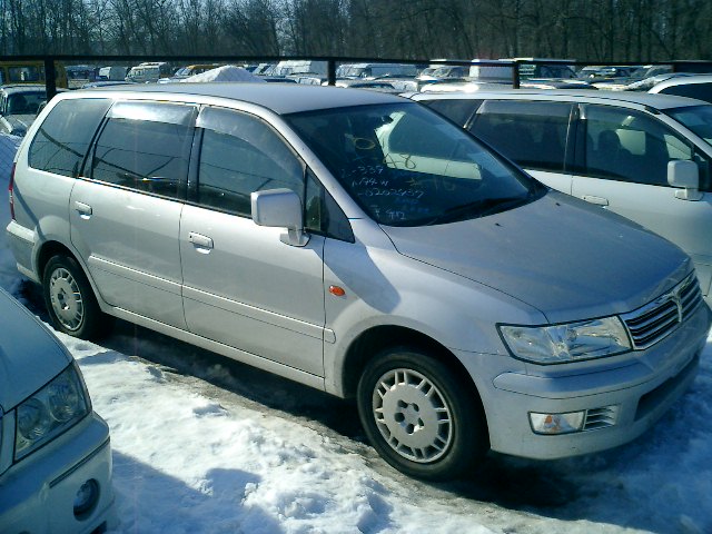 2000 Mitsubishi Chariot Grandis Photos
