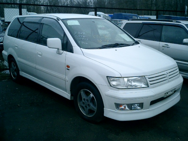 2000 Mitsubishi Chariot Grandis Pictures